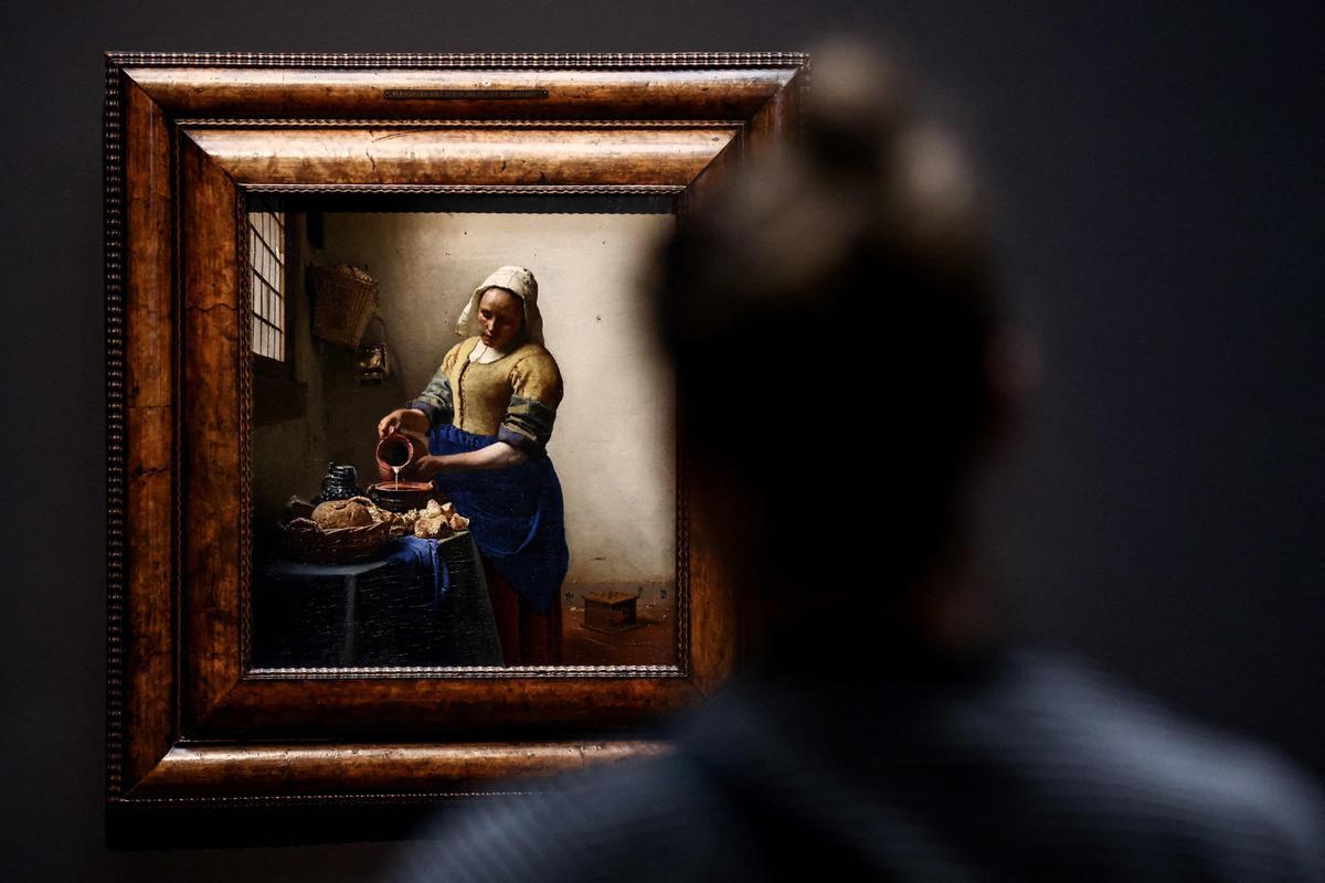 Una canasta de fuego y un estante, 350 años ocultos tras La lechera de Vermeer