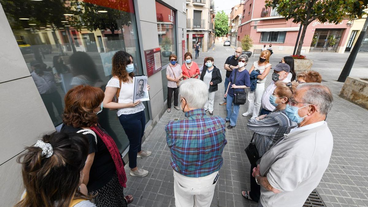 El recorrido se ha iniciado en Narcís Menard, donde hay instalados los adoquines dedicados a los hermanos Aragonès Campderròs