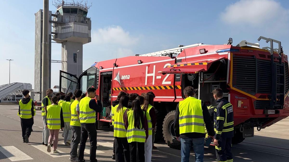 Un grup d'estudiants durant la seva visita a l'aeroport de Girona.