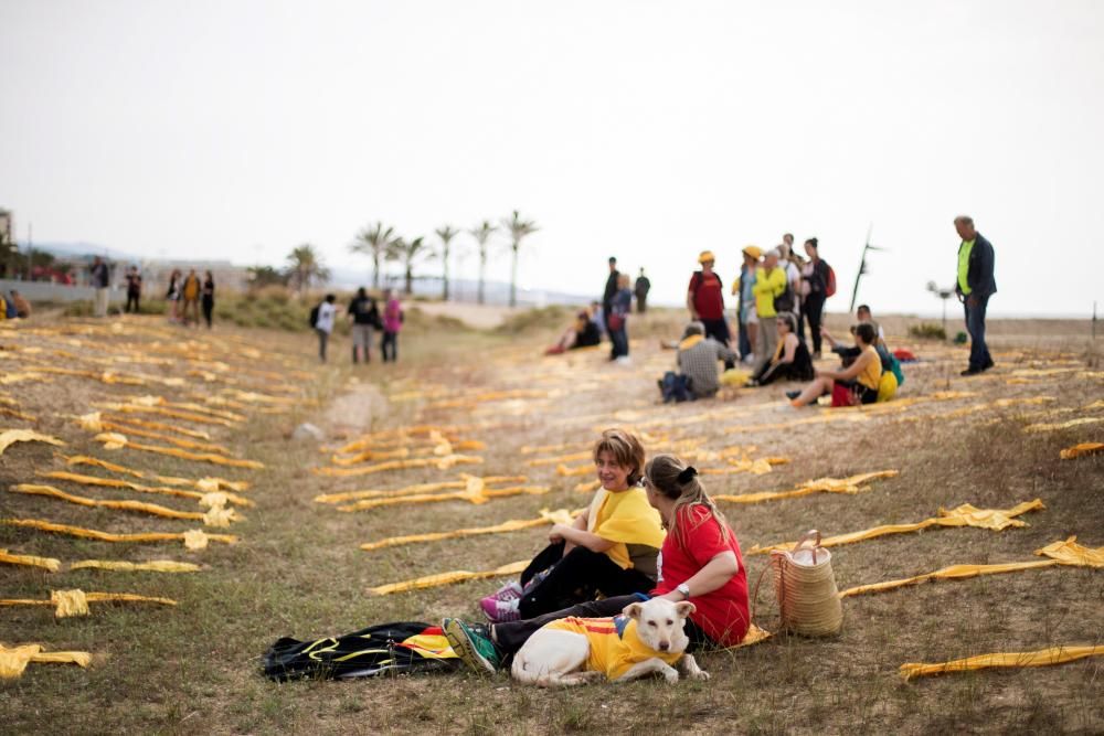 Estenen tovalloles grogues en forma de creu a la platja de Mataró