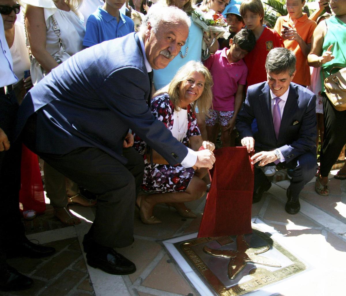 Ángeles Muñoz inaugura la estrella de Vicente del Bosque en el bulevar de la fama de Puerto Banús