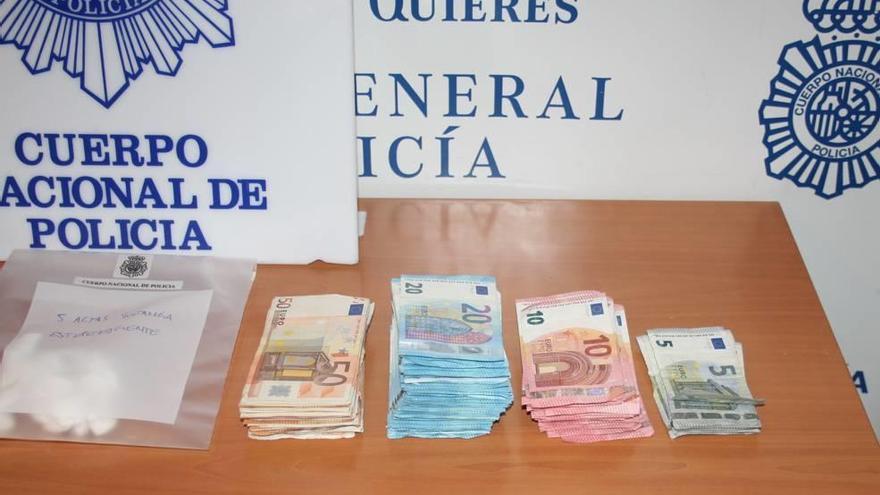 Dinero y droga intervenidas en la timba clandestina en un establecimiento de Manacor.