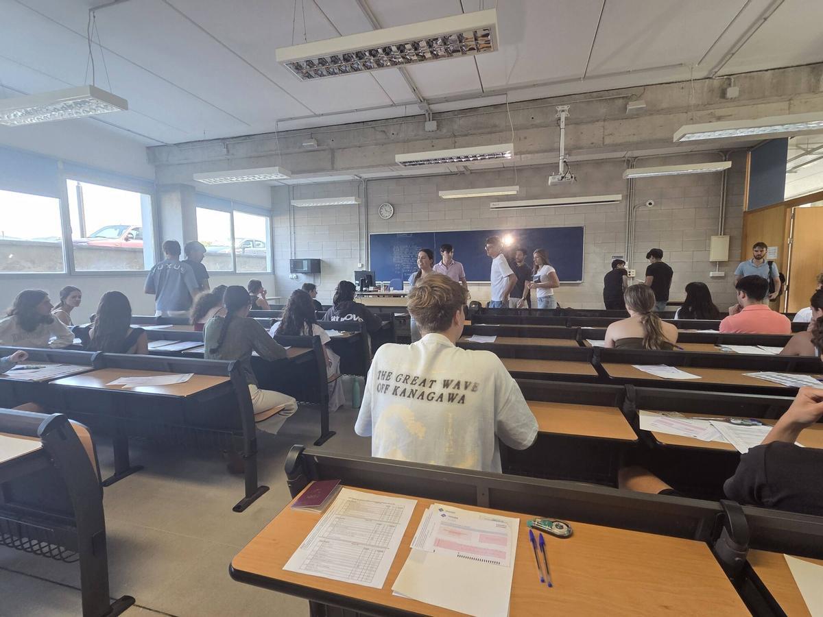 Arranca una Selectividad en la UIB marcada por los detectores de móviles y los nervios de casi 5.000 alumnos