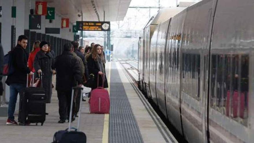 Los viajeros aguardan la llegada del tren Alvia.