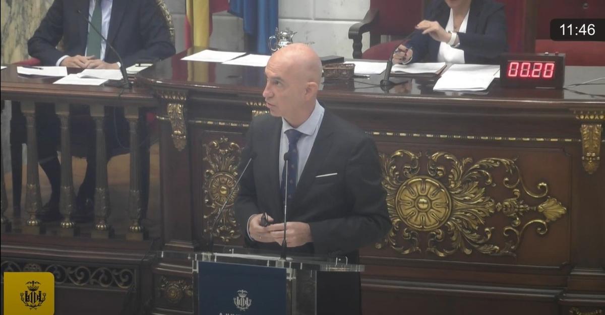 El concejal de Vox José Gosálbez durante su parlamento en el pleno