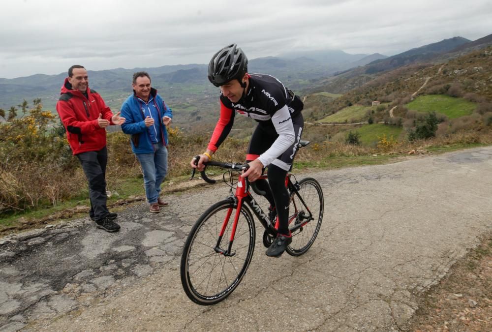 Subida de reconocimiento al final de la etapa de la Vuelta a España en Nava