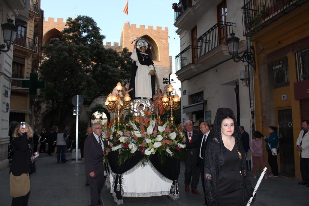 Procesión del Altar del Carmen. La "regina dels Jocs Florals", Noelia Durban, antecede la imagen del santo.