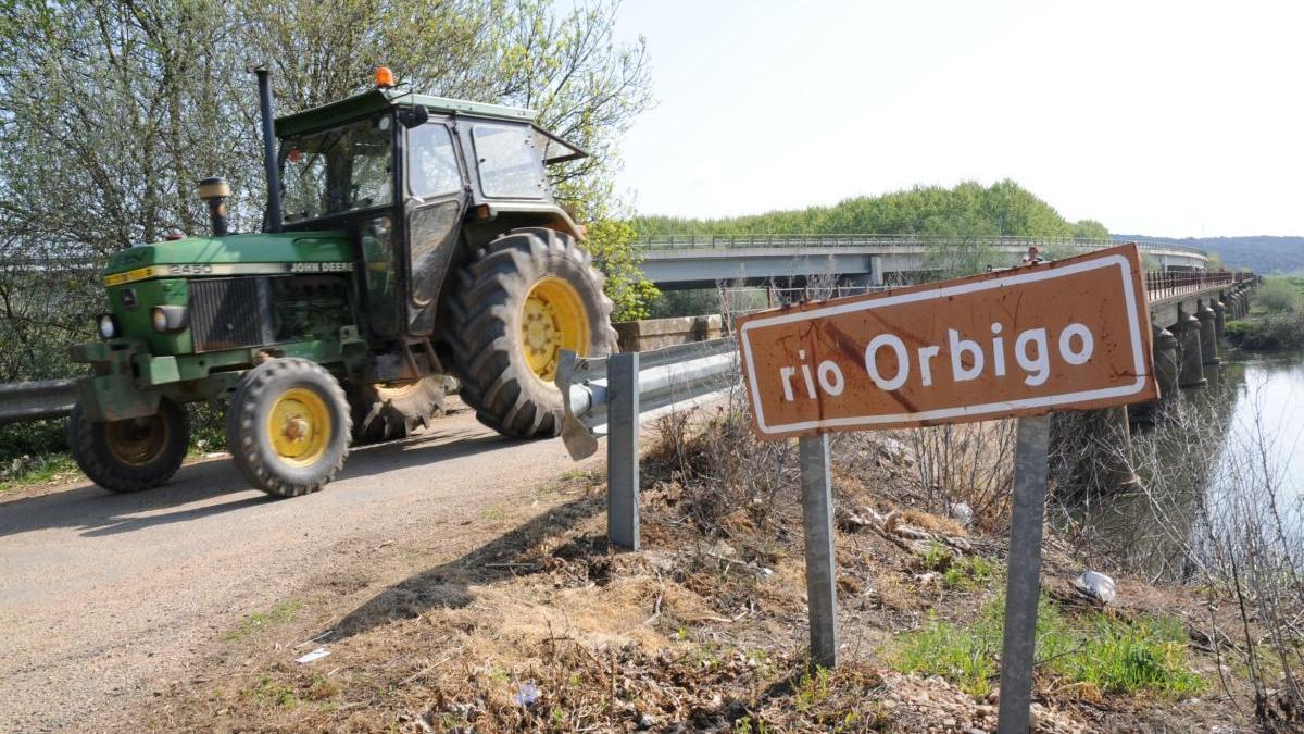 Un agricultor con su tractor en una imagen de archivo.