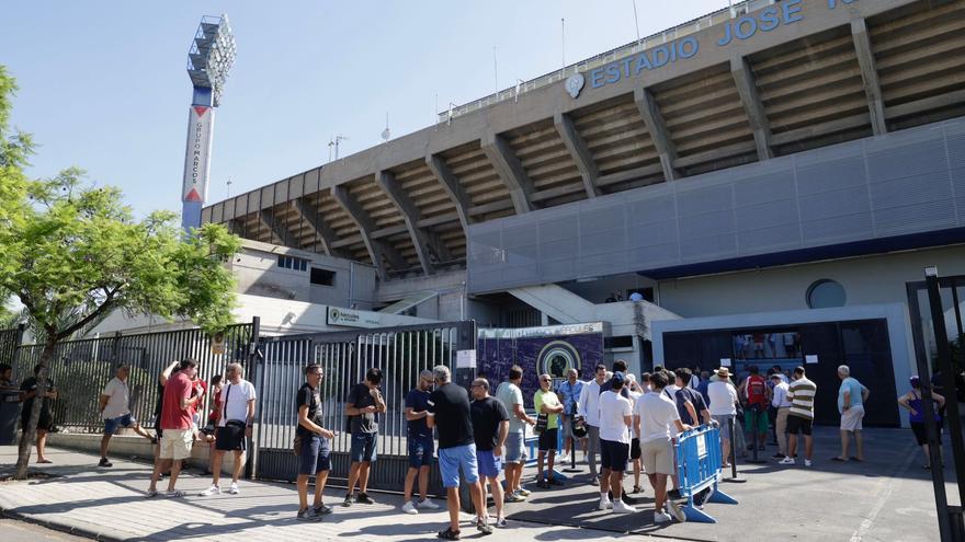 Cola de hasta tres horas y media para sacar el abono del Hércules