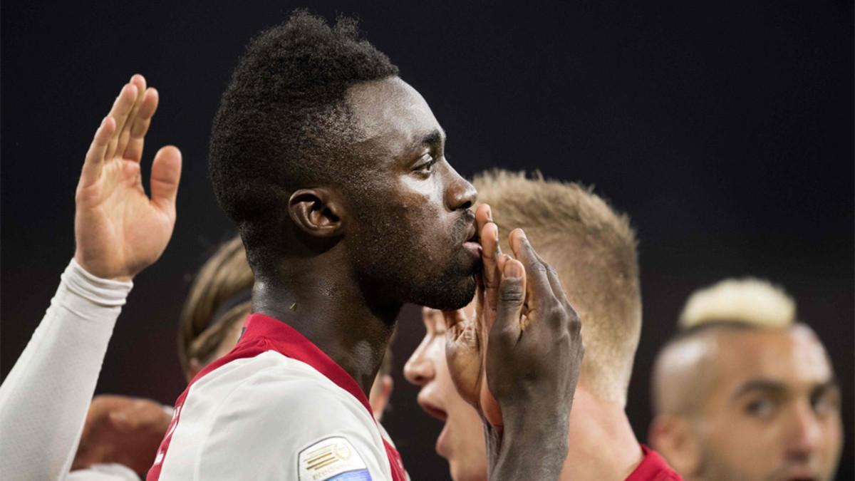 Davinson Sánchez, defensa central del Ajax, sigue en la agenda de los responsables técnicos del FC Barcelona