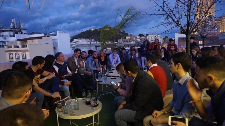 Elías Bendodo y Pablo Montesinos en un encuentro con jóvenes en Málaga.