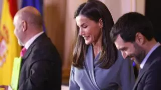 La Reina Letizia deslumbra con su vestido 'wrap' azul de Adolfo Domínguez