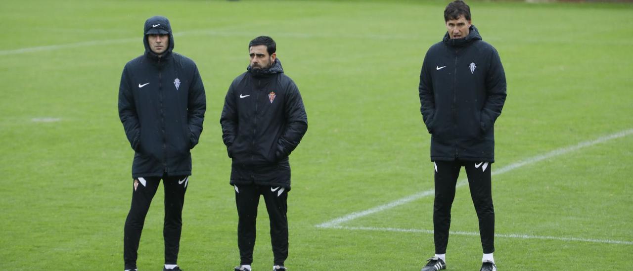 Por la izquierda, Toni Clavero (segundo entrenador), David Gallego y José Antonio Gordillo (asistente), en Mareo. | Marcos León