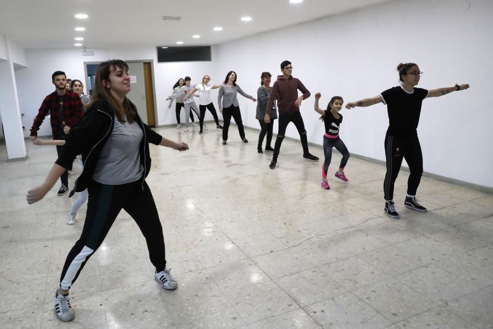 Las comparsas del Carnaval vigués ultiman sus vistosos trajes y carrozas