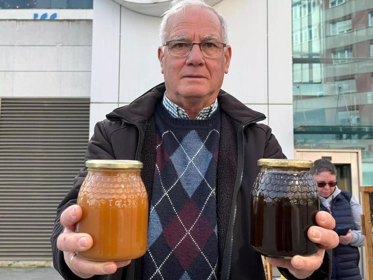 José Manuel Estrada, con dos tarros de miel de Asturias.