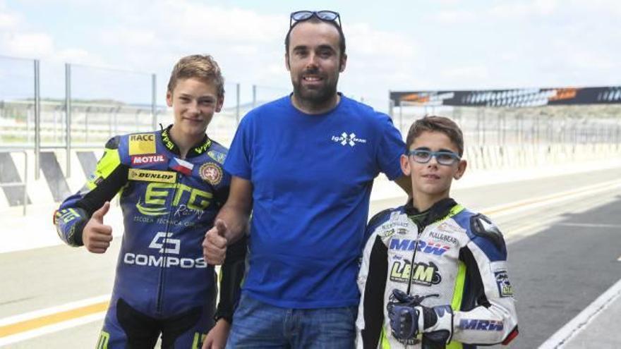 Álex Martínez con sus dos nuevos motociclistas.