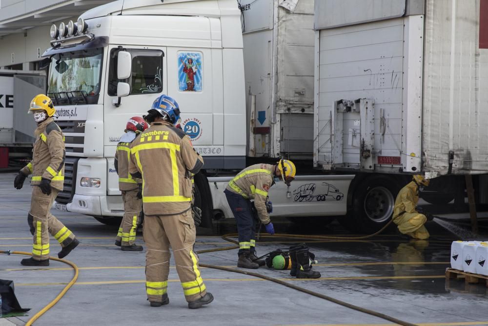 Els Bombers treballant en la fuita d'àcid clorhídric en un camió a Vilablareix