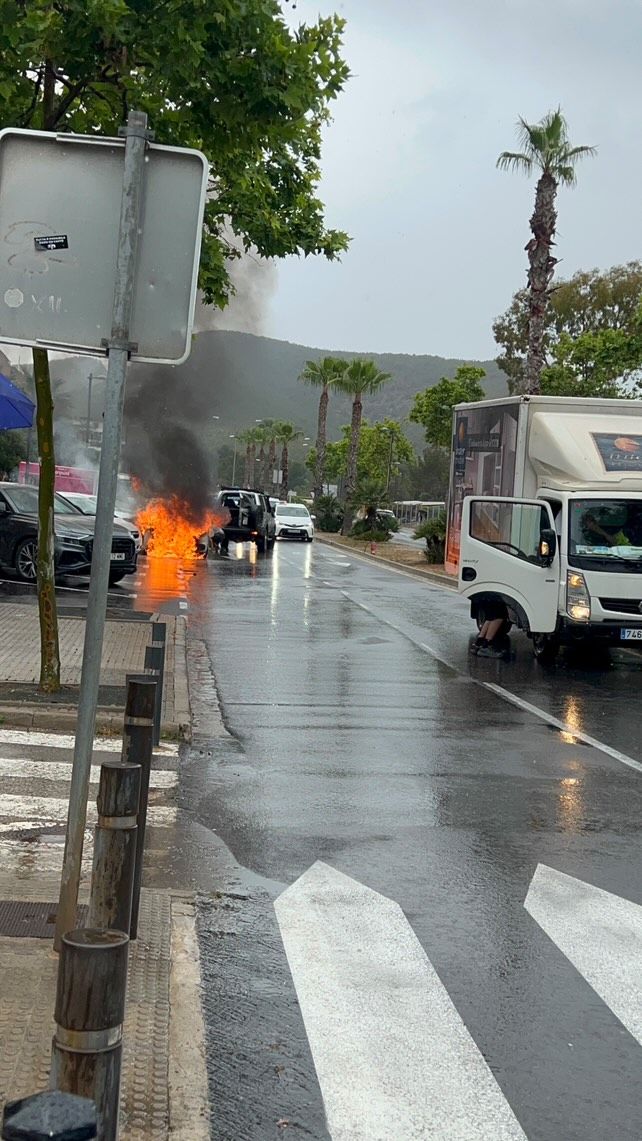 Galería: Arde un coche aparcado frente al Hospital Can Misses