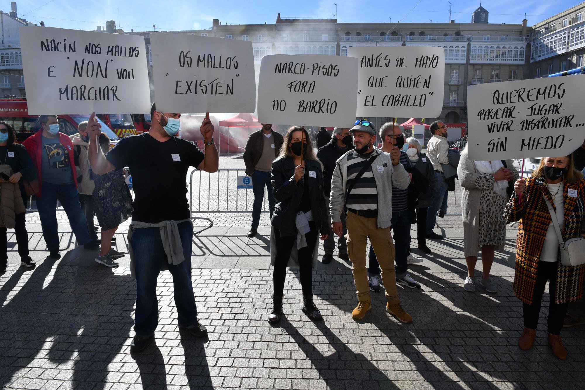 Vecinos de Os Mallos claman en María Pita por mayor presencia policial para acabar con la inseguridad del barrio