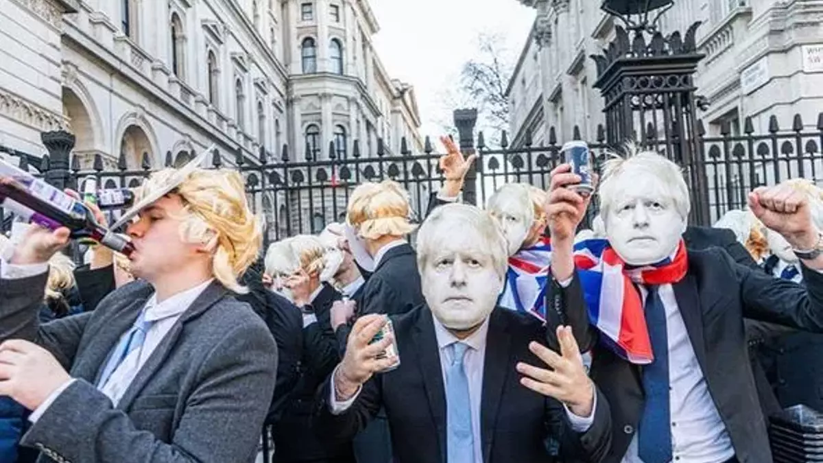 Manifestantes disfrazados de Boris Johnson protestan por sus fiestas