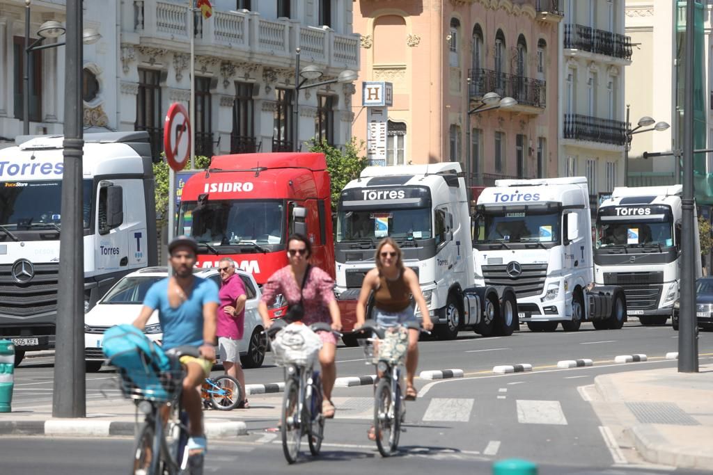 Los camiones salen a las calles de València para honrar a San Cristóbal