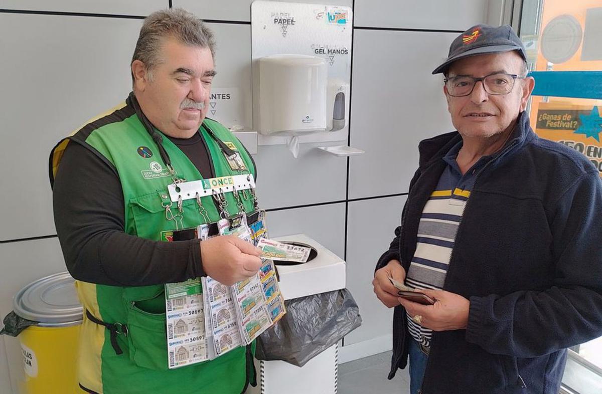 Bernardo vende uno de sus últimos cupones antes de jubilarse. | A. Saavedra