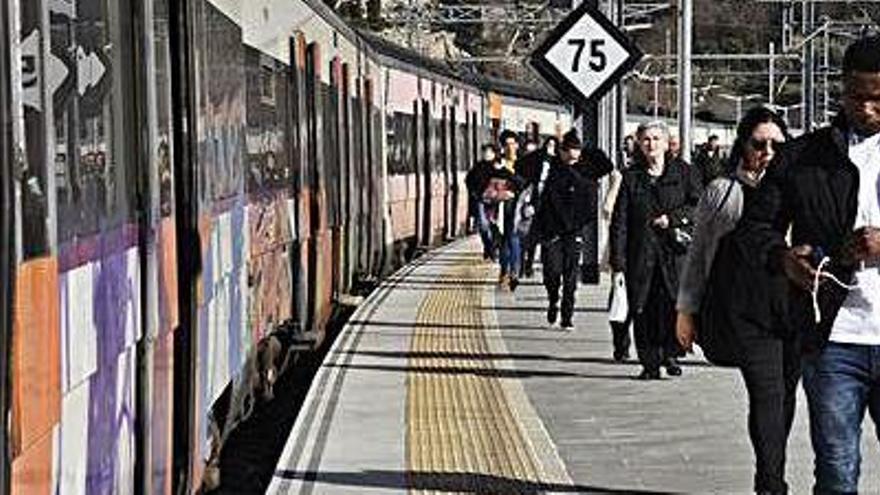 Tren de Renfe a l&#039;estació de Manresa