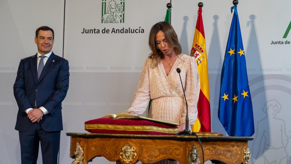 Rocío Díaz, junto a Juanma Moreno, en su toma de posesión como consejera de Fomento y Vivienda de la Junta.