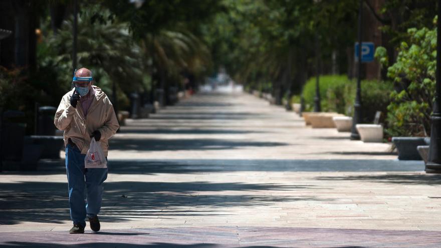 Un hombre en una calle de Málaga en los primeros días de estado de alarma