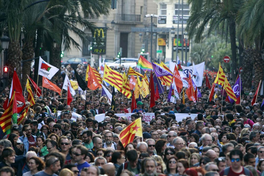 Manifestación en Valencia con motivo del 25 d'Abril