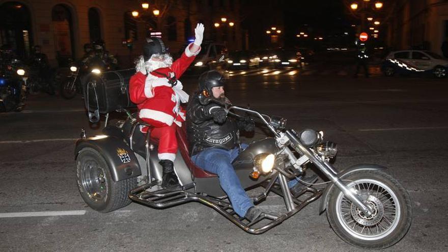 La Policía escolta a Papá Noel en su visita a Zaragoza