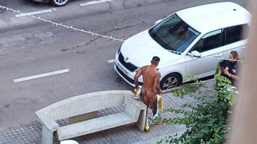 ¡Qué sofoco! Desnudo y a la carrera por las calles de Dénia