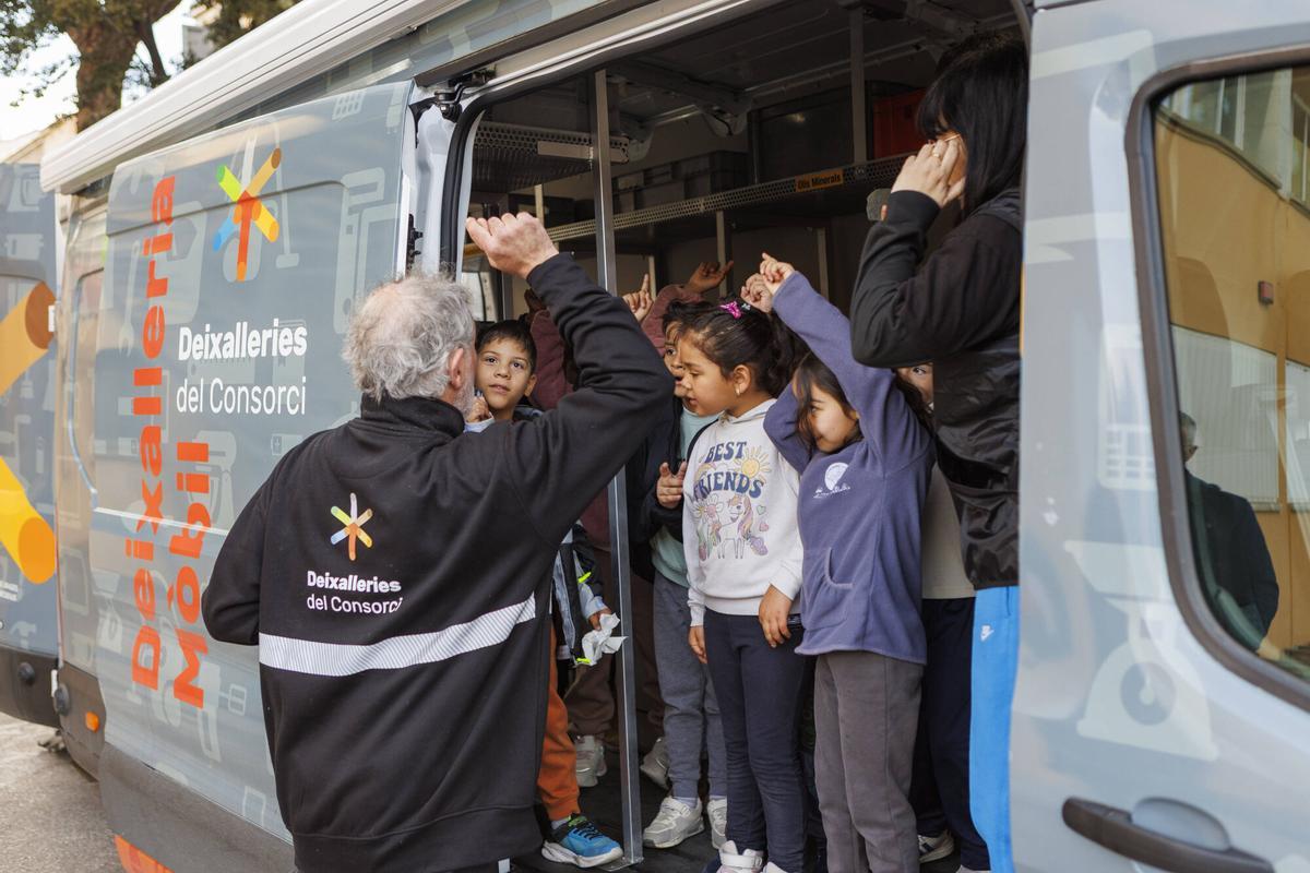 La deixalleria mòbil ha aparcat aquest dilluns al pati de l'escola La Font