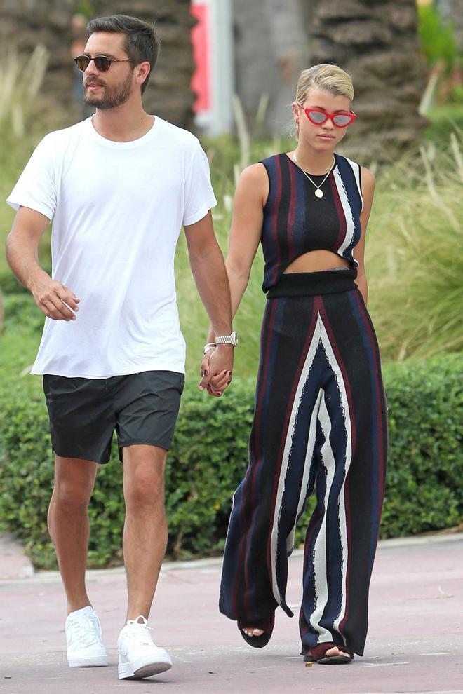 Scott Disick y Sofia Richie pasean de la mano