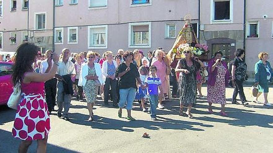 Un momento de la procesión de la Virgen de Covadonga por las calles de Roces, el pasado miércoles.