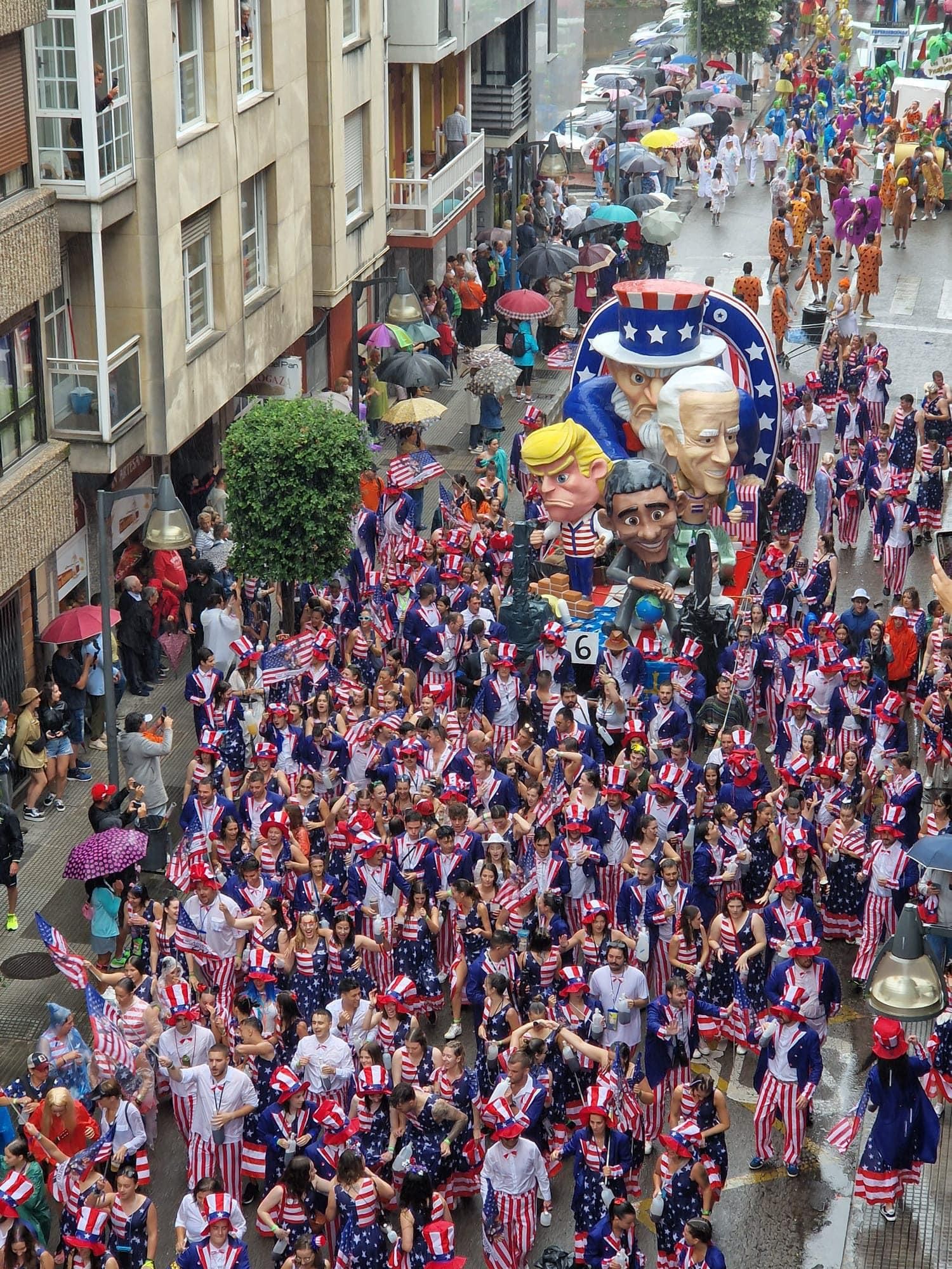 Así está siendo el Descenso Folklórico del Nalón, con 7.000 navegantes