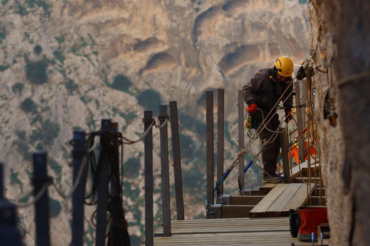 Un operario repara una pasarela del Caminito del Rey