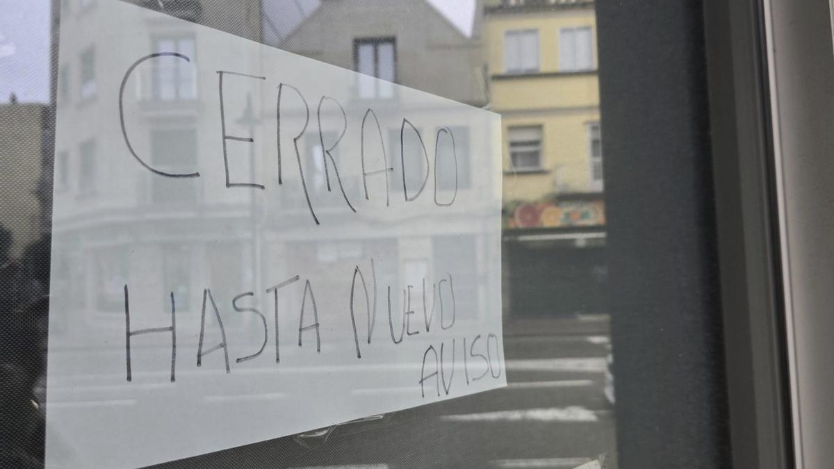 Centro Social de Canga, con el cartel que hay en la puerta.