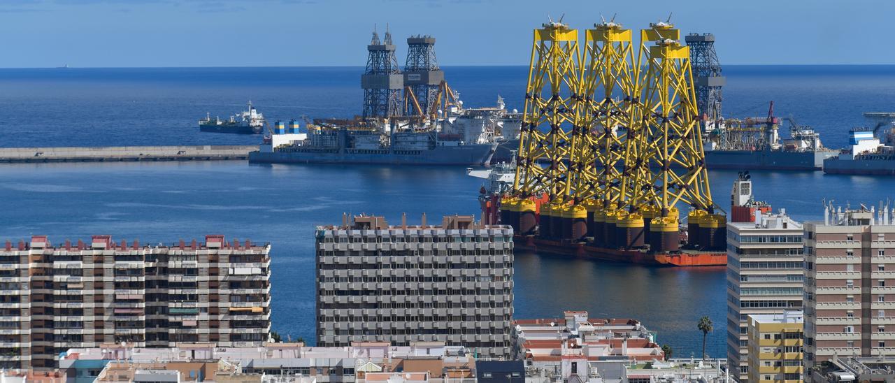 Buque con estructuras para aerogeneradores marinos en el Puerto.