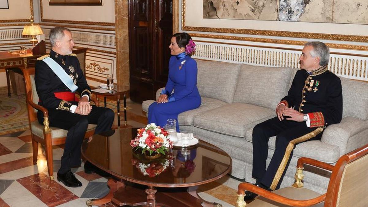 La nueva embajadora de Venezuela en Madrid, Coromoto Godoy, recibiendo las credenciales del rey Felipe VI.
