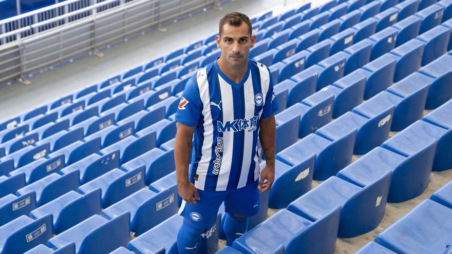 Jonny Otto posa con su nueva elástica en Mendizorrotza.