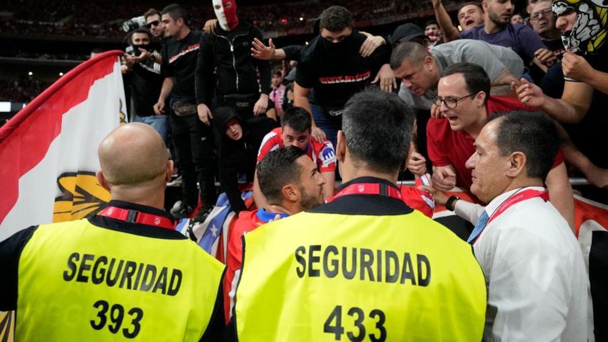 Koke trata de calmar a los ultras tras los incidentes del derbi.