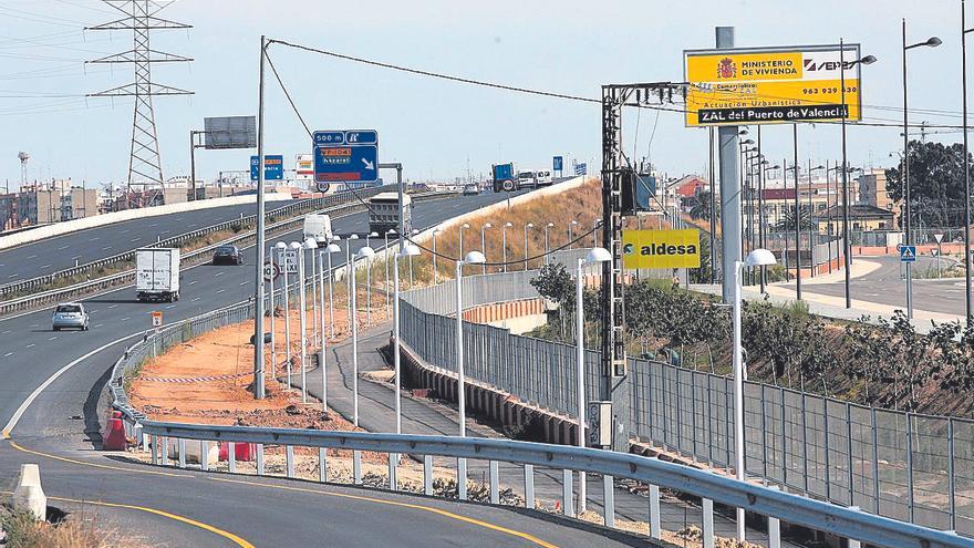 El nuevo vial de la ciudad deportiva del Levante invade zona verde de las viviendas de los expropiados de la Punta