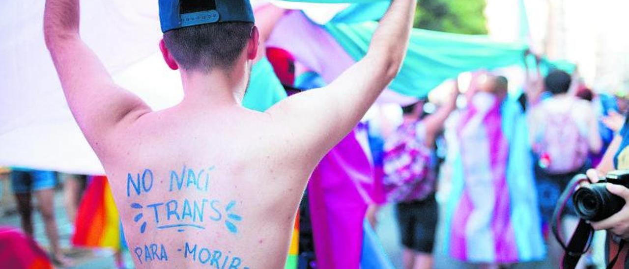 Un joven celebra el Día del Orgullo LGTBI+. | | LP/DLP