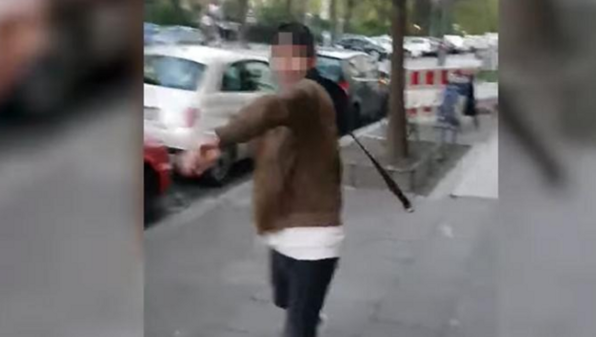 Moment en què un jove agredeix amb un cinturó un noi israelià a Berlín.