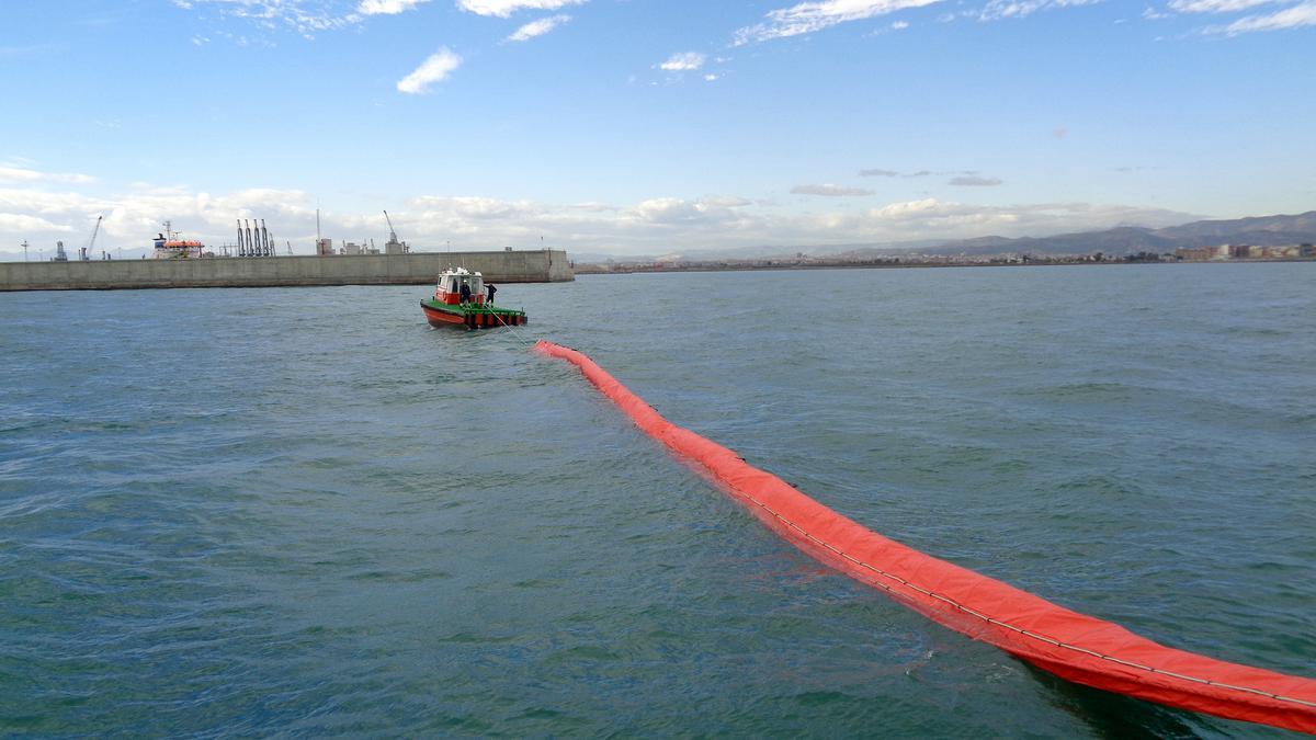 Colocación de una barrera en PortCastelló.