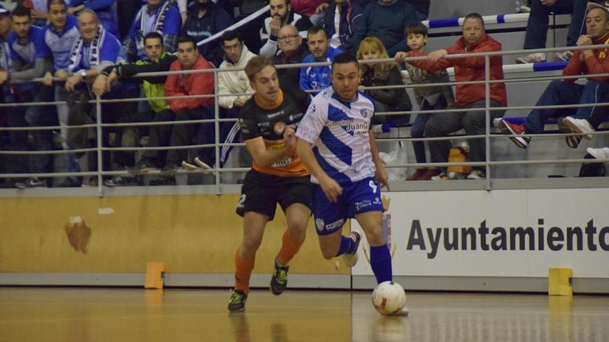 Bolívar, jugador del equipo jumillano, deja atrás a un rival, ayer.