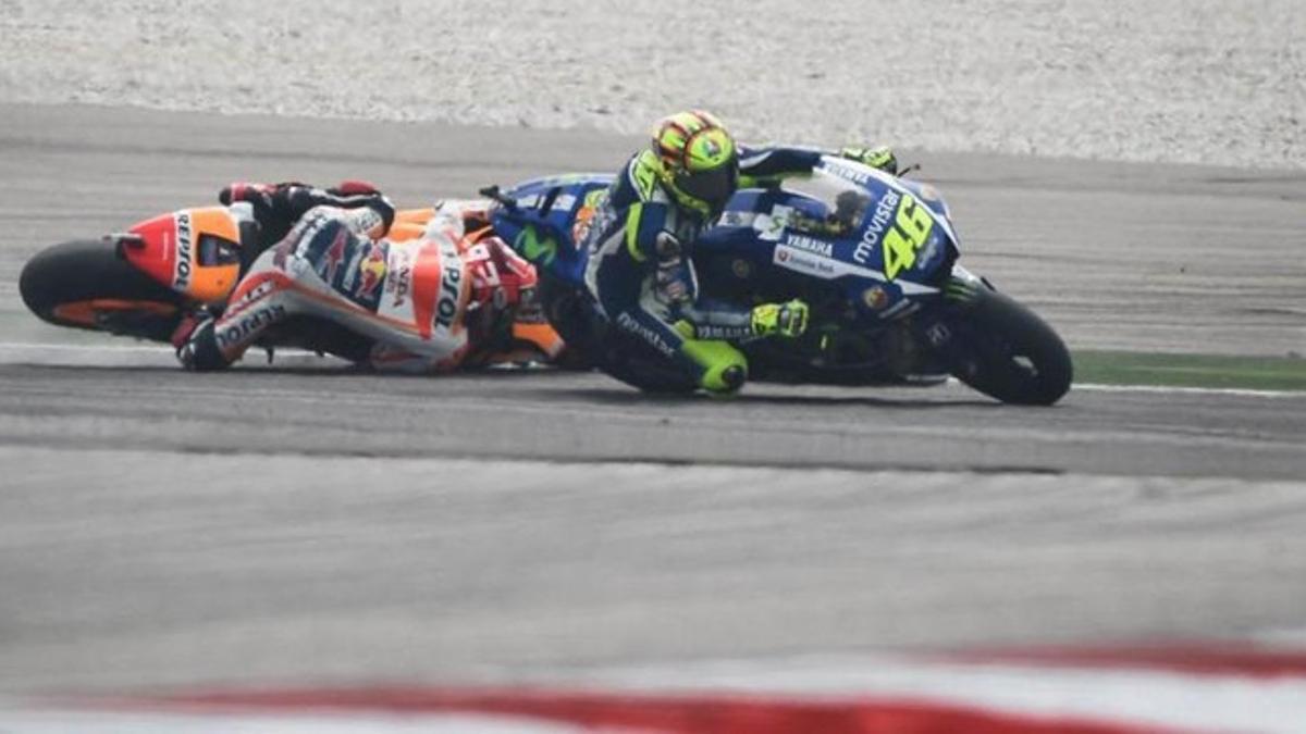 Rossi y Márquez (caído), en el incidente de Sepang del pasado 25 de octubre.