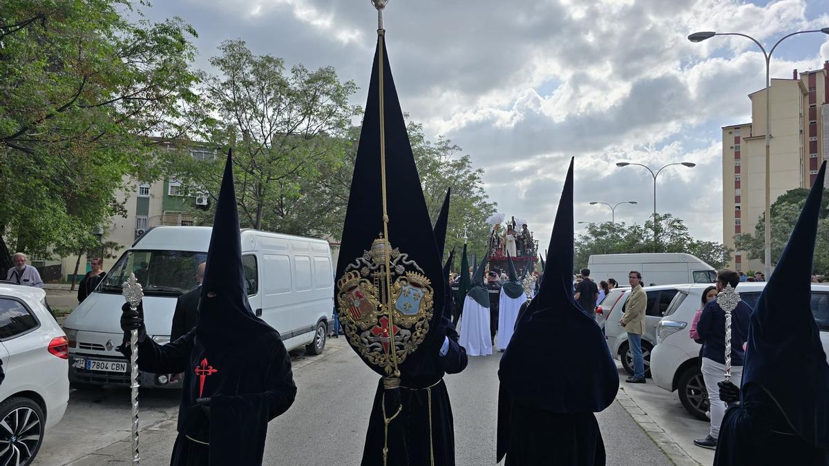 Representación y estandarte de la Carretería, hermandad que ha apadrinado esta primera estación de penitencia de Bendición y Esperanza.