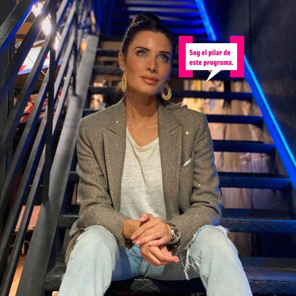 Pilar Rubio sentada en las escaleras del plató de 'El Hormiguero'